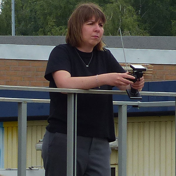 Celina schiebt RC-Schubkarren voller Einsatz