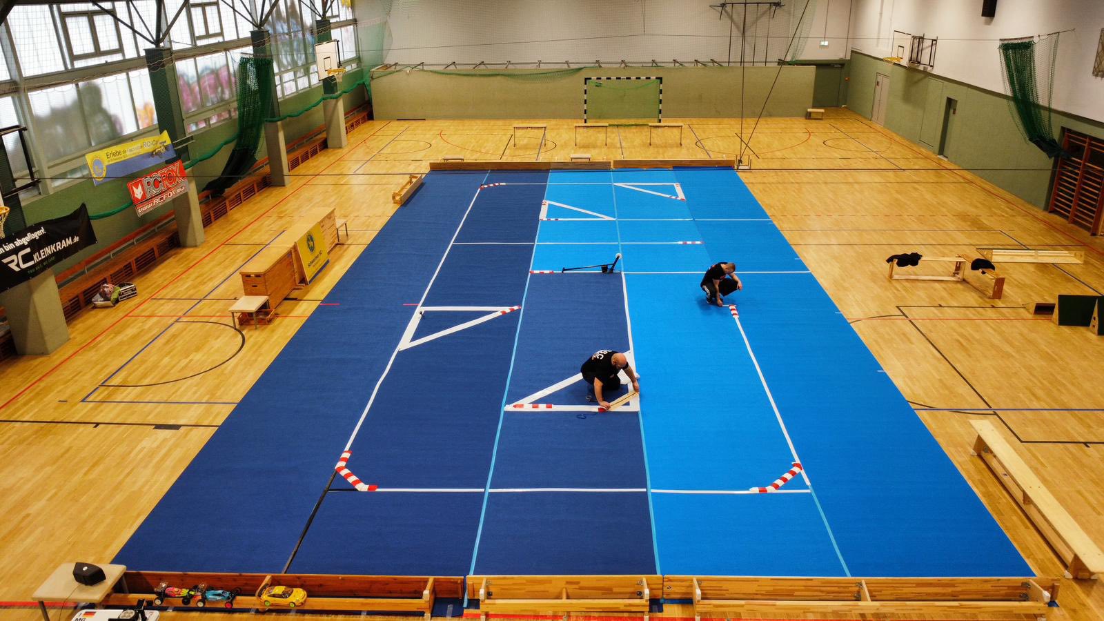 Jan und Martin beim Aufbau der Hindernisse